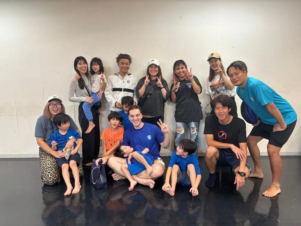 保護者とコーチ、子どもたちの集合写真