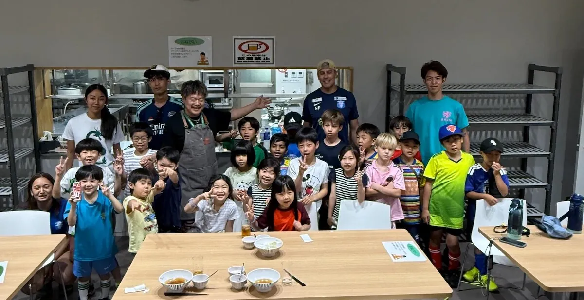 食を通じた交流会に集まった子どもたちとスタッフ